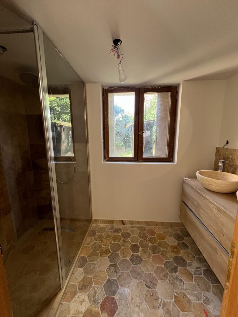 Salle de bain optimisation espace Plombier rénovation salle de bain Lyon